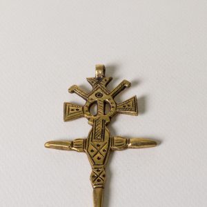 Cruz de bronce