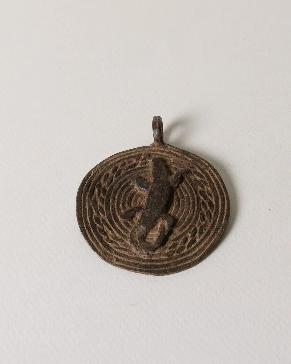 Colgante de bronce envejecido hecho a mano