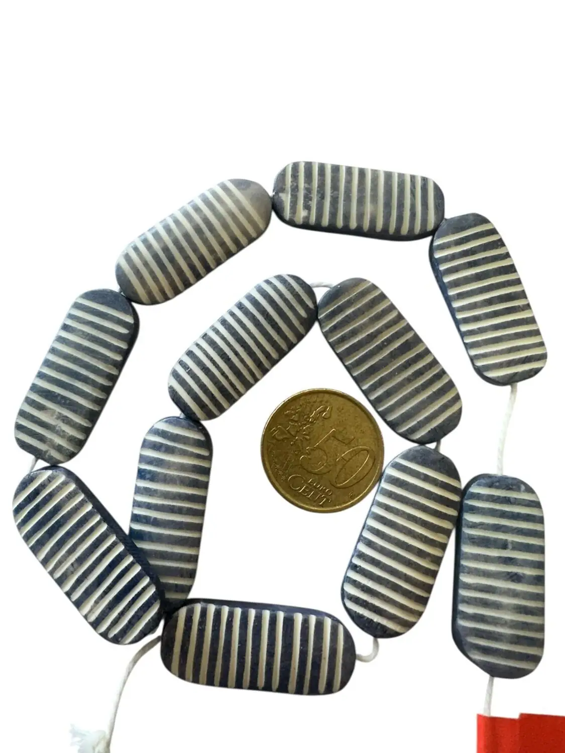Collar de hueso a rayas