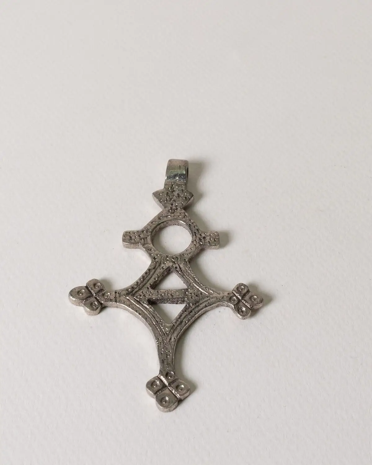 Cruz de bronce plateada