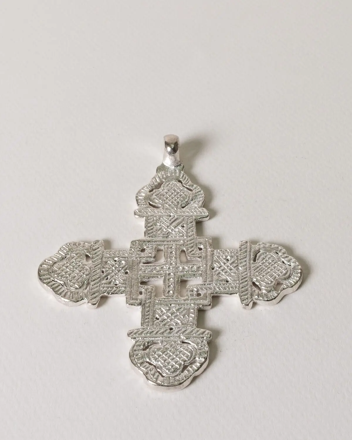 Cruz de bronce plateada