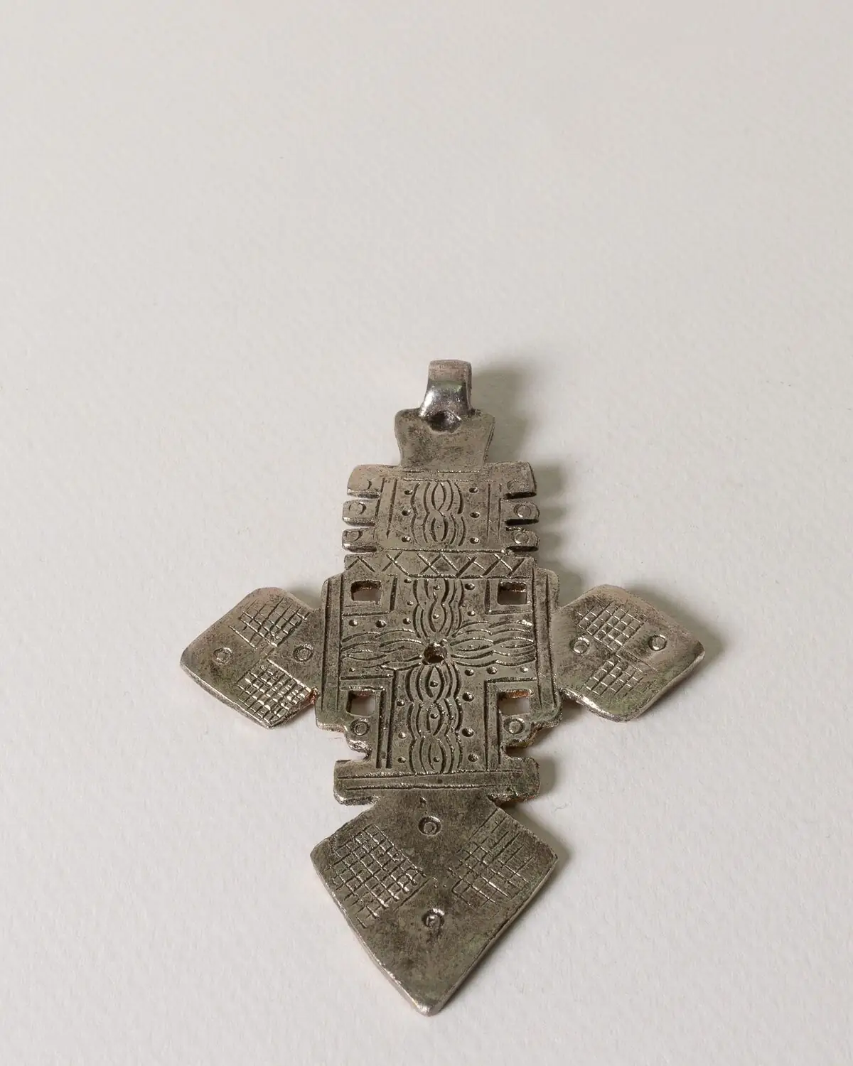 Cruz de bronce plateada
