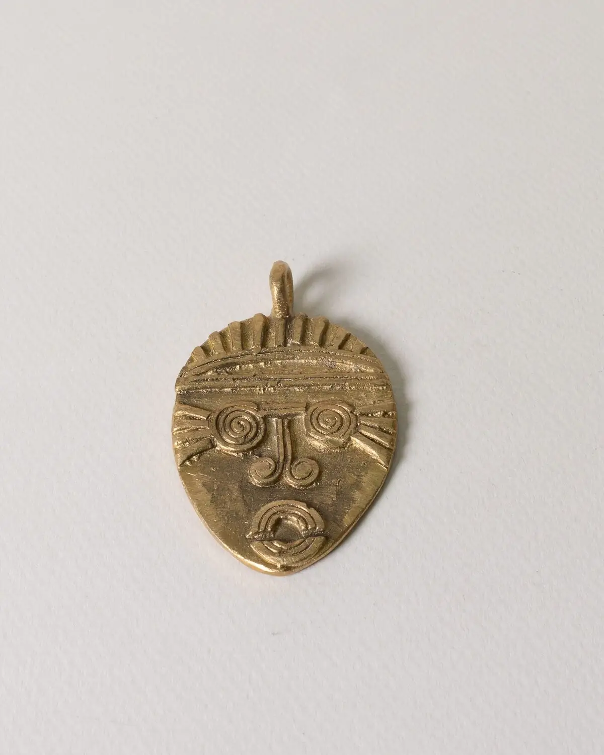 Máscara de bronce hecha a mano