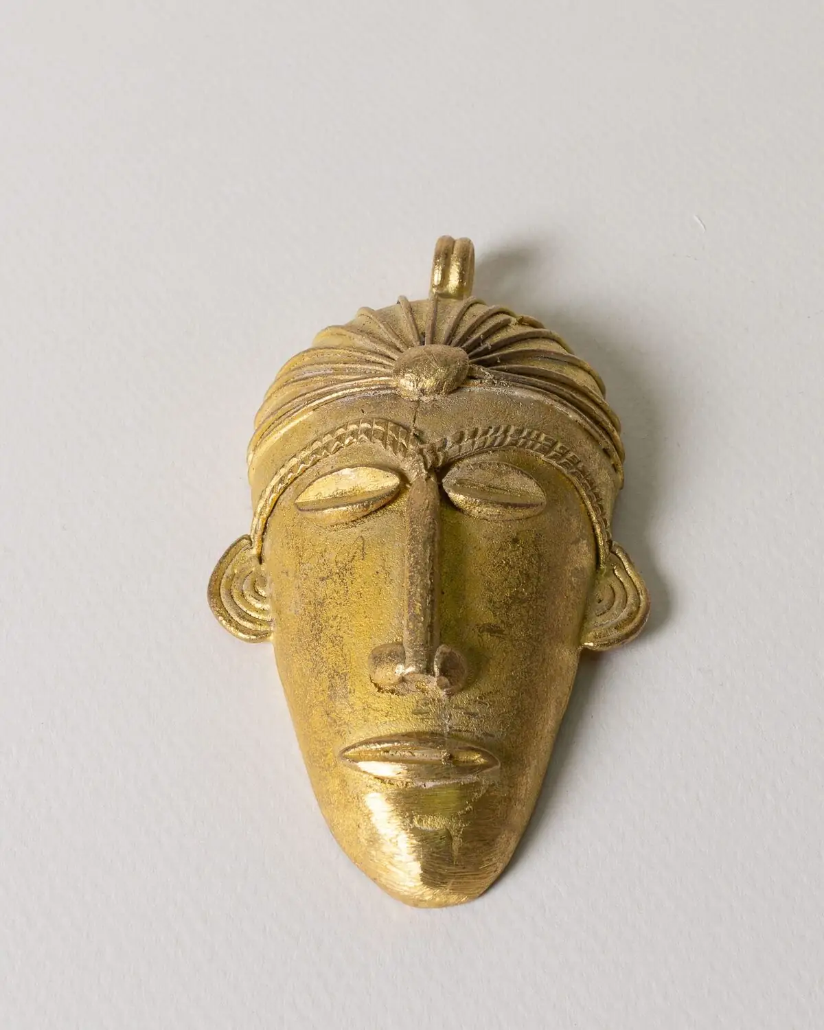 Máscara grande de bronce hecha a mano