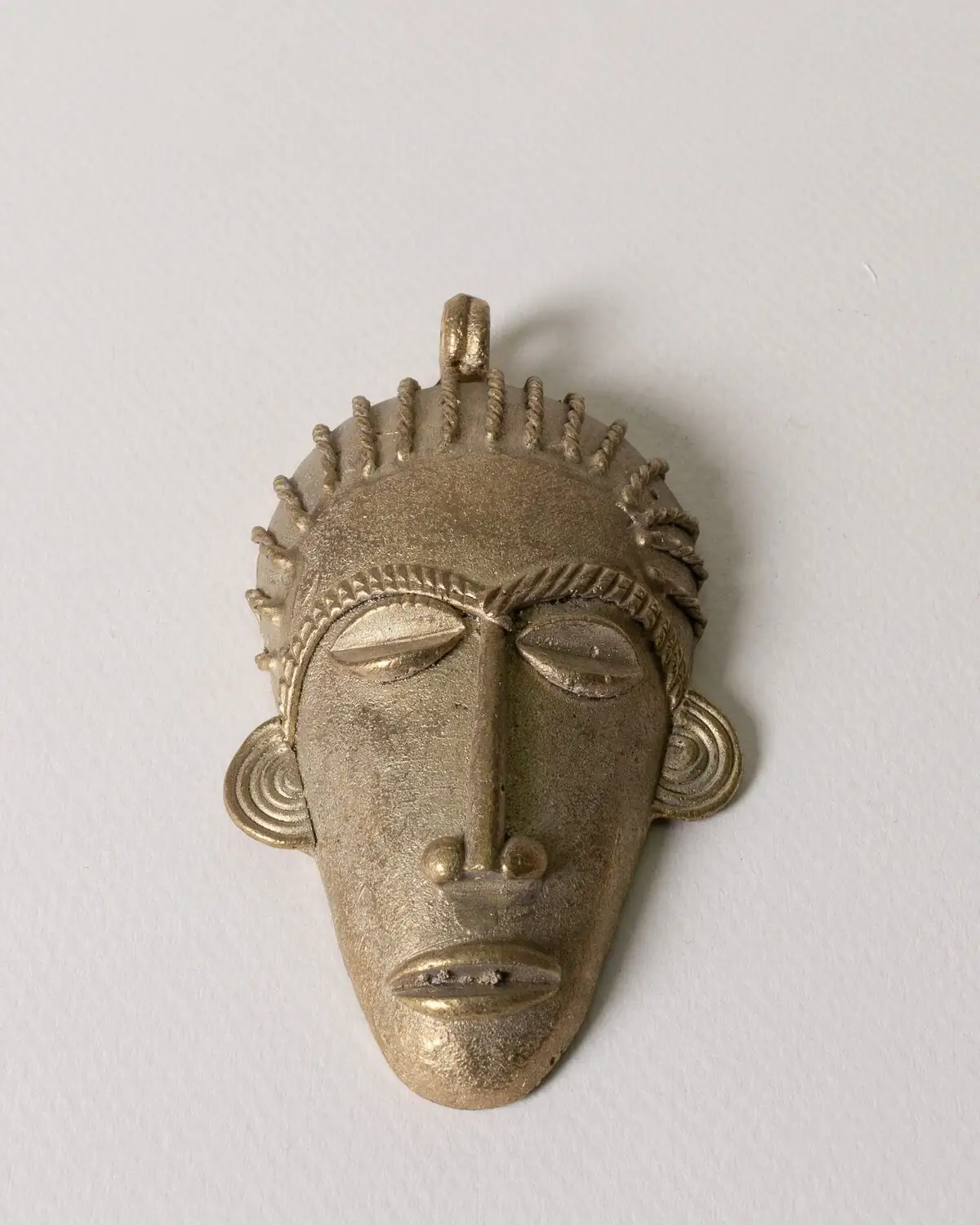 Máscara grande de bronce hecha a mano