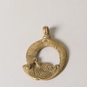 Colgante de bronce hecho a mano