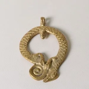 Colgante de bronce hecho a mano