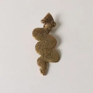 Serpiente abstracta con anilla por debajo
