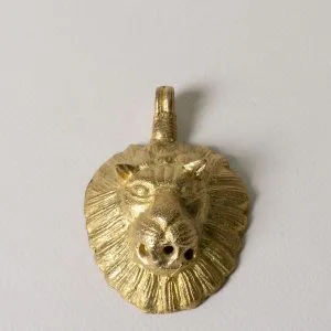 Cabeza de león de bronce. Grande