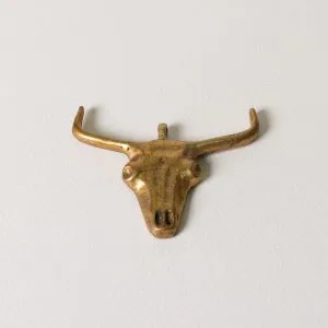 Cabeza de vaca de bronce con cuernos de tubo