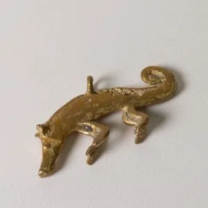 Lagarto de bronce sin pulir