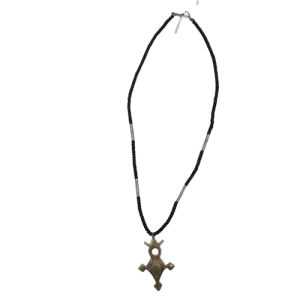 Collar con colgante Tuareg y bolas de vidrio negras
