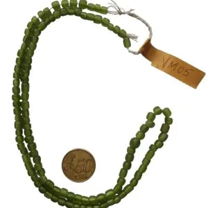 Collar de vidrio reciclado hecho a mano
