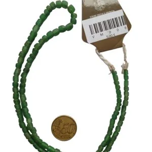 Collar de vidrio reciclado hecho a mano