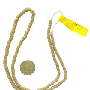 Collar de vidrio reciclado hecho a mano