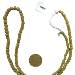 Collar de vidrio reciclado hecho a mano