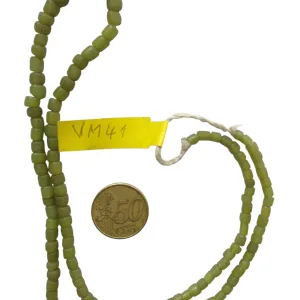 Collar de vidrio reciclado hecho a mano