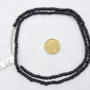 Collar de vidrio reciclado hecho a mano
