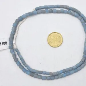 Collar de vidrio reciclado hecho a mano