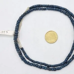 Collar de vidrio reciclado hecho a mano