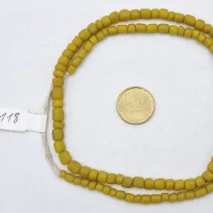 Collar de vidrio reciclado hecho a mano