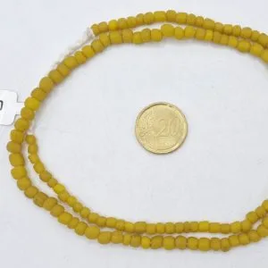 Collar de vidrio reciclado hecho a mano