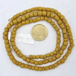 Collar de vidrio reciclado hecho a mano