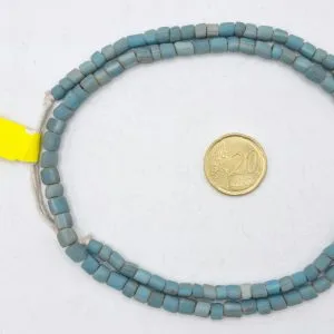 Collar de vidrio reciclado hecho a mano
