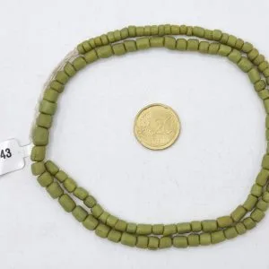 Collar de vidrio reciclado hecho a mano