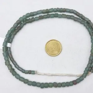 Collar de vidrio reciclado hecho a mano