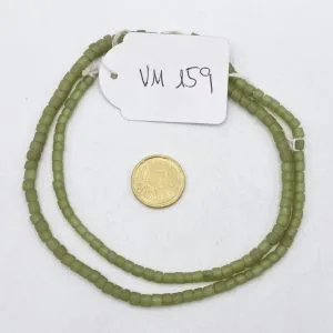 Collar de vidrio reciclado hecho a mano