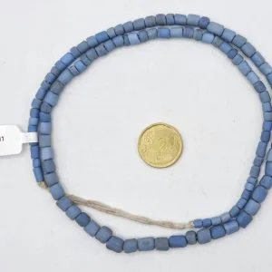Collar de vidrio reciclado hecho a mano