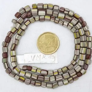 Collar de vidrio reciclado hecho a mano