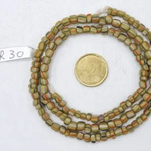 Collar de vidrio reciclado hecho a mano