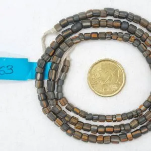 Collar de vidrio reciclado hecho a mano