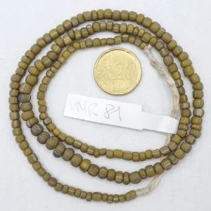 Collar de vidrio reciclado hecho a mano