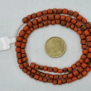 Collar de vidrio reciclado hecho a mano