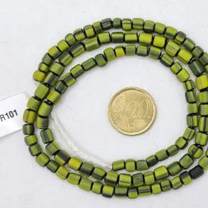 Collar de vidrio reciclado hecho a mano