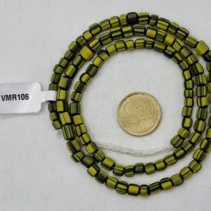 Collar de vidrio reciclado hecho a mano