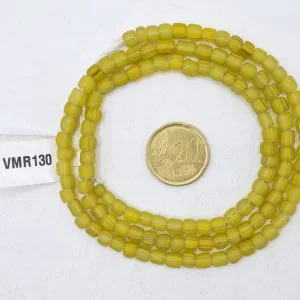Collar de vidrio reciclado hecho a mano