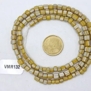 Collar de vidrio reciclado hecho a mano