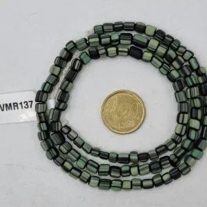 Collar de vidrio reciclado hecho a mano