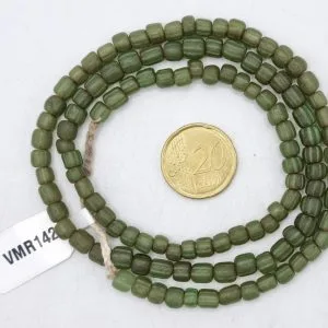 Collar de vidrio reciclado hecho a mano