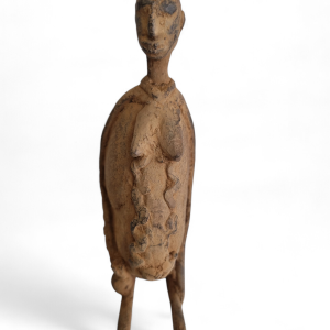 MUJER DOGON SENTADA