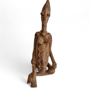 MUJER DOGON SENTADA