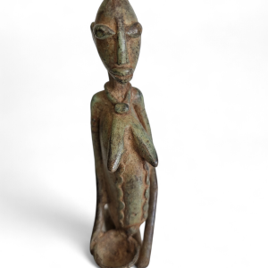 MUJER DOGON SENTADA