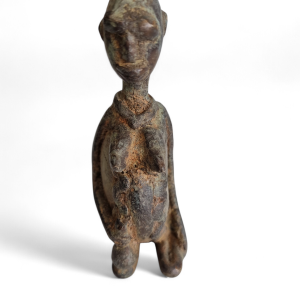 MUJER DOGON SENTADA