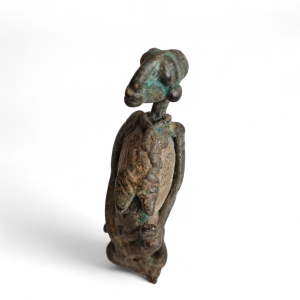 MUJER DOGON SENTADA