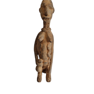 MUJER DOGON SENTADA
