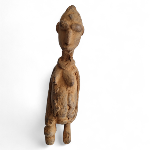 MUJER DOGON SENTADA